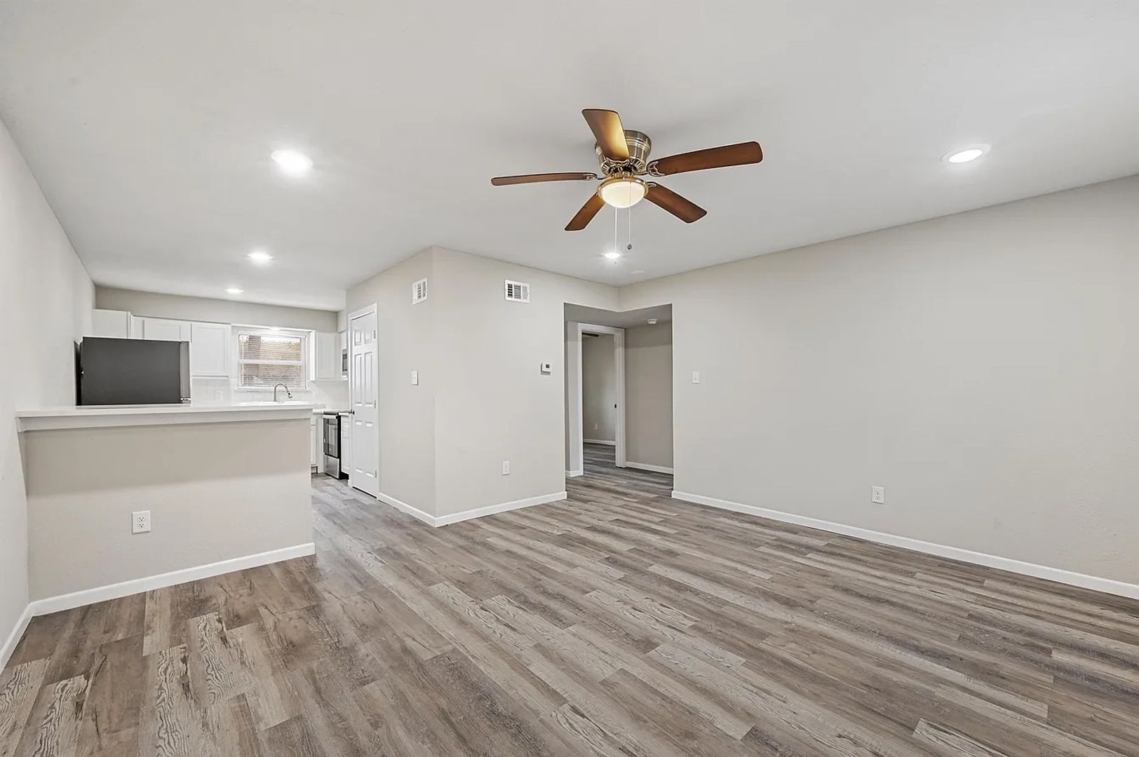 Van Alstyne Apartment: 653 N Henry Hynds Expy