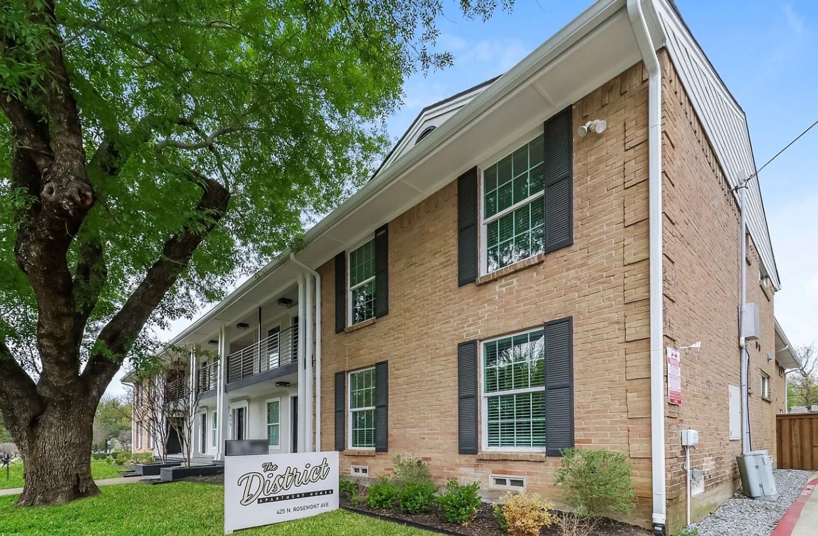 Dallas Apartment: 425 N Rosemont Avenue