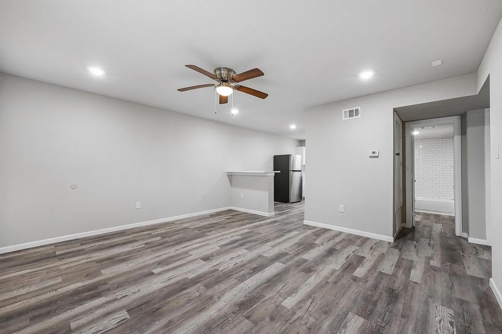 Van Alstyne Apartment: 653 N Henry Hynds Expy