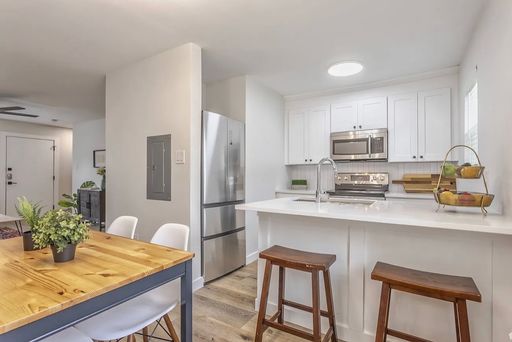 Modern & Stylish Loft Style 2 Bedroom near Bishop Arts! – photo 1