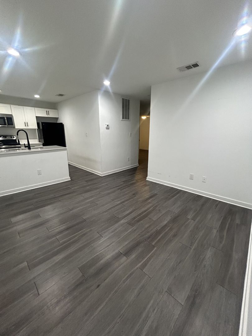 Dallas Apartment: 321 E 8th St