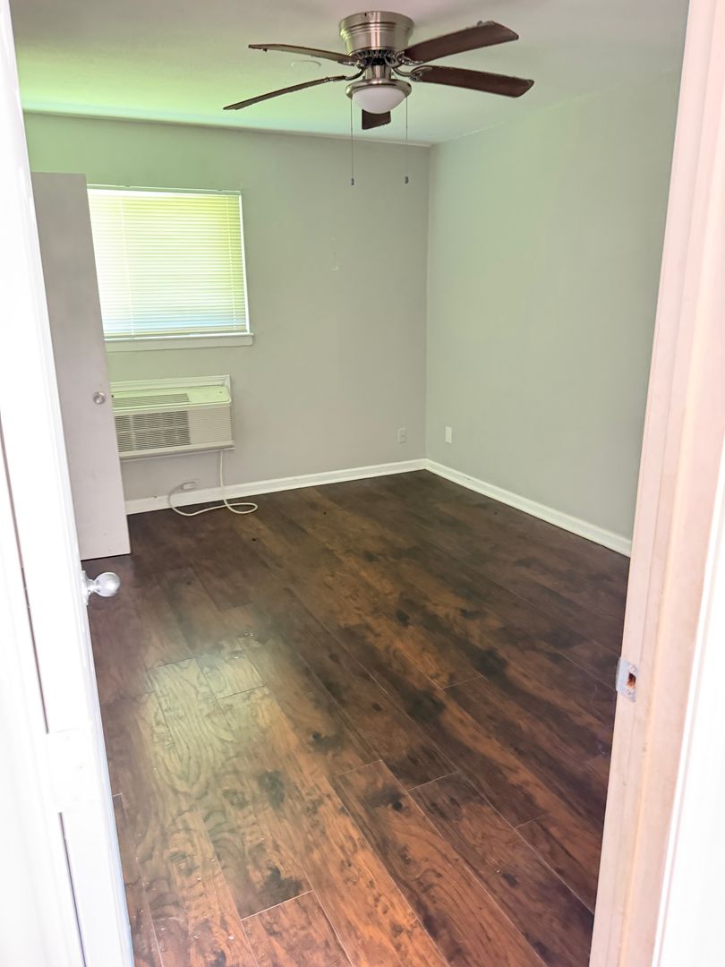 Arlington Apartment: 1505 W Lovers Ln