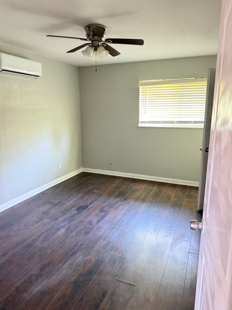 Arlington Apartment: 1505 W Lovers Ln