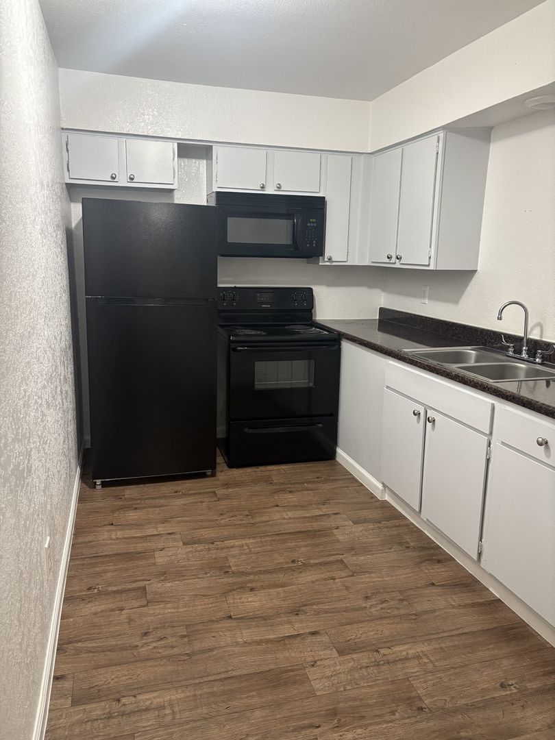 Duncanville Apartment: 400 N Merrill Ave