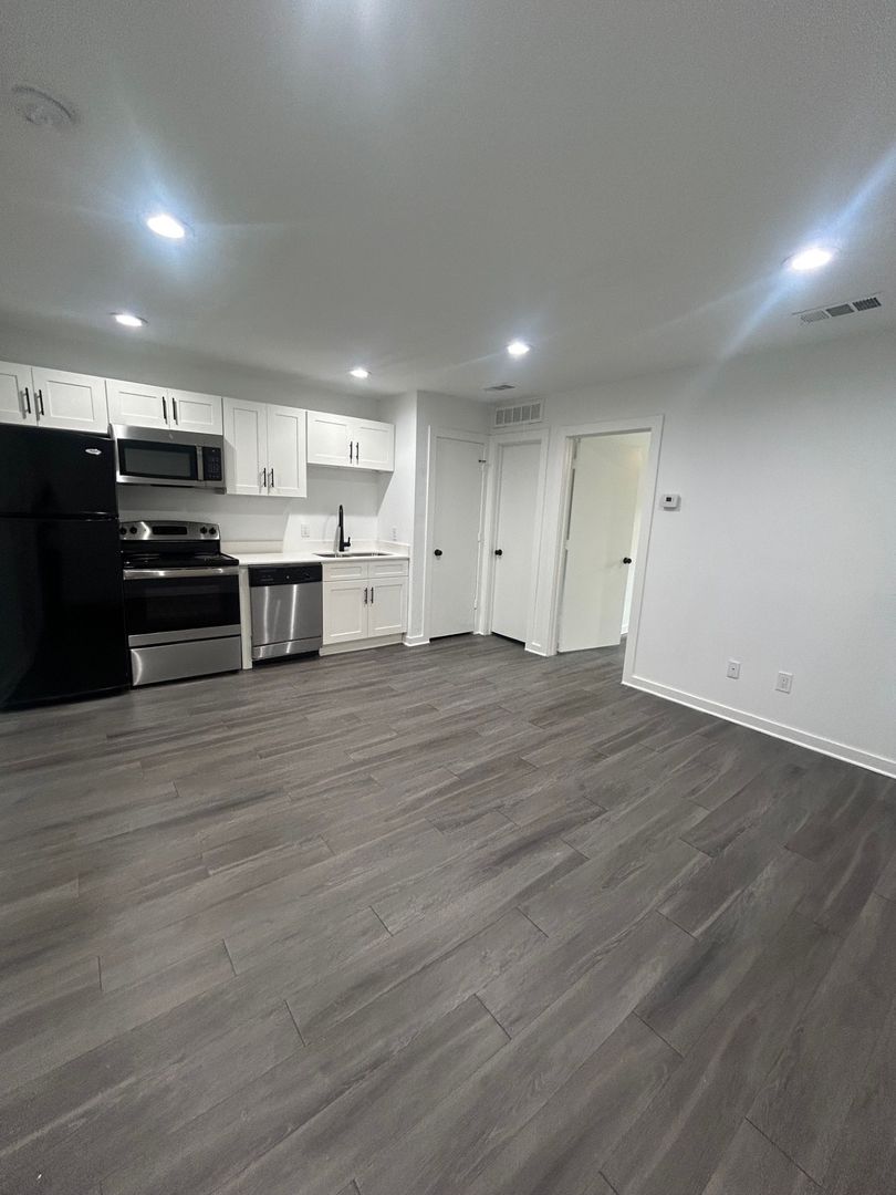 Dallas Apartment: 321 E 8th St