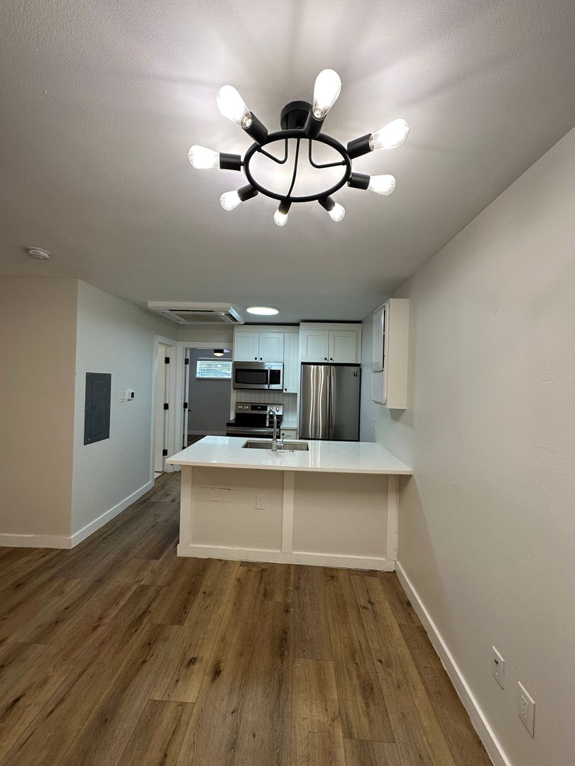 Dallas Apartment: 425 N Rosemont Avenue