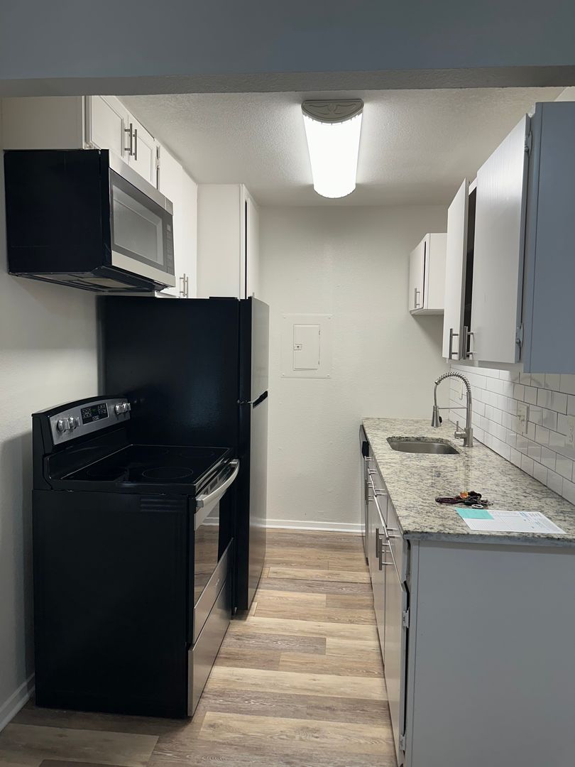 Arlington Apartment: 1105-1107 UTA Blvd