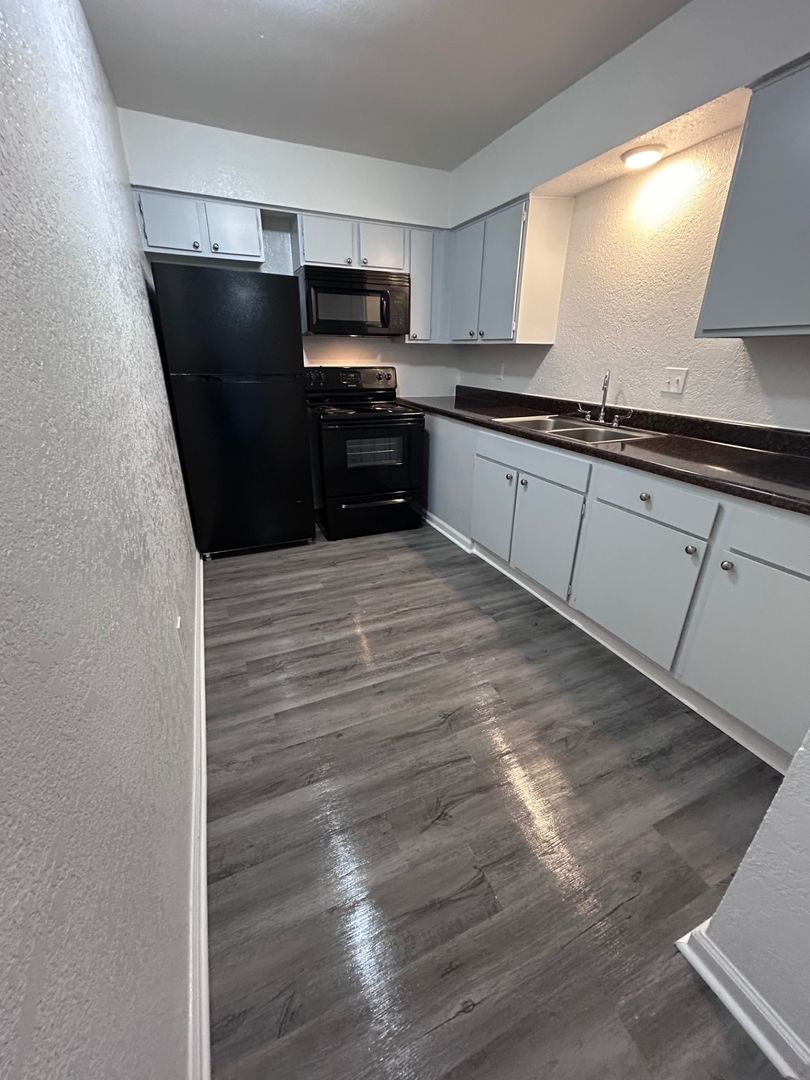 Duncanville Apartment: 400 N Merrill Ave