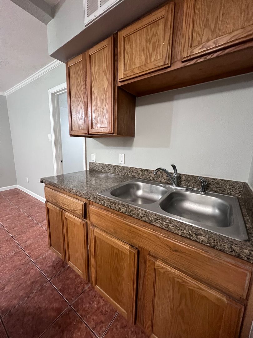 Arlington Apartment: 1505 W Lovers Ln