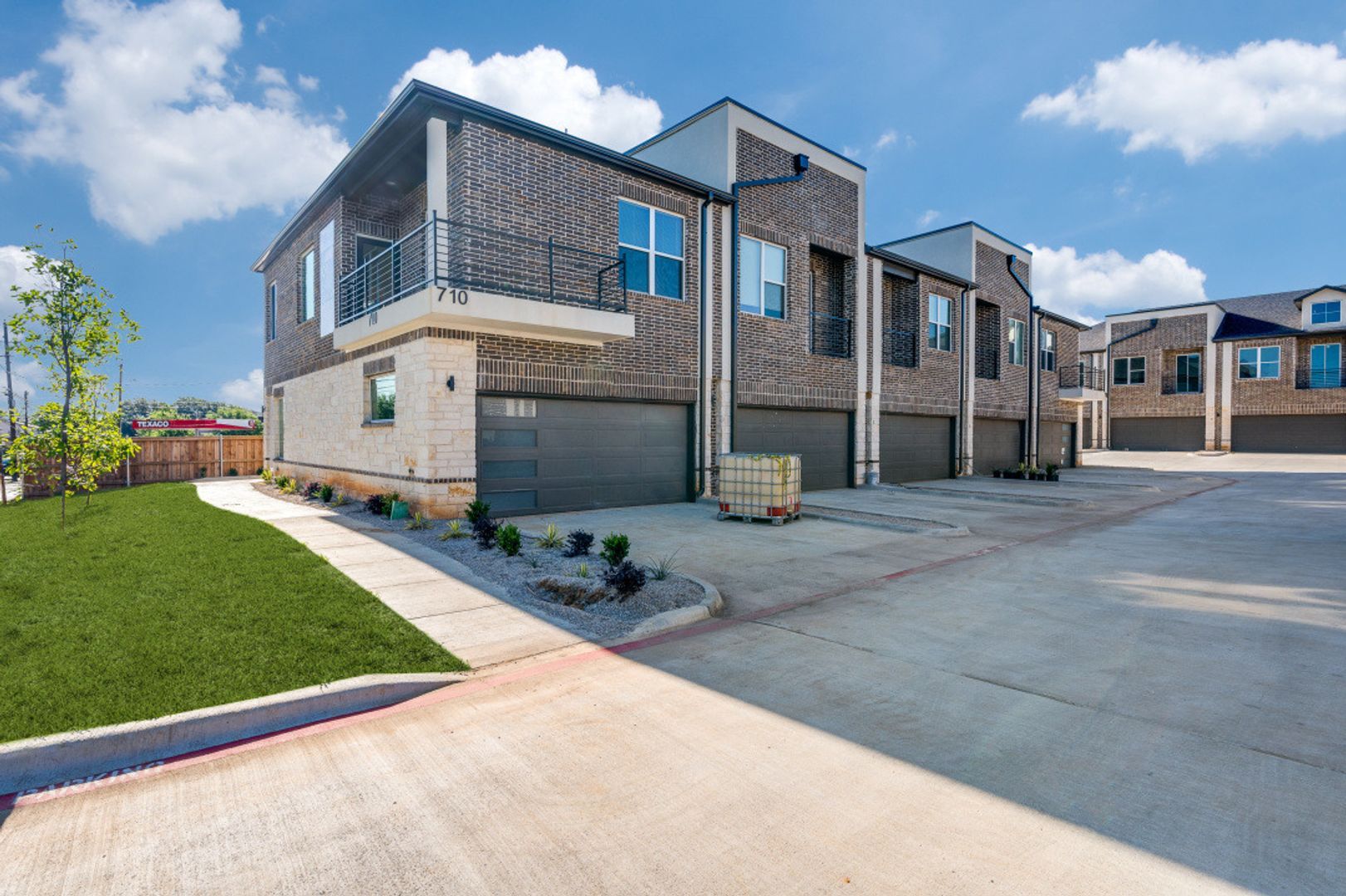 Arlington Townhome: 710 Benge Dr