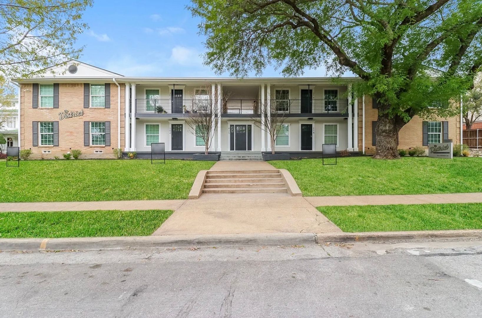 Dallas Apartment: 425 N Rosemont Avenue