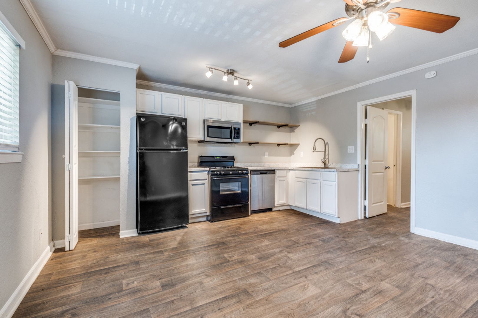 Arlington Apartment: 1505 W Lovers Ln