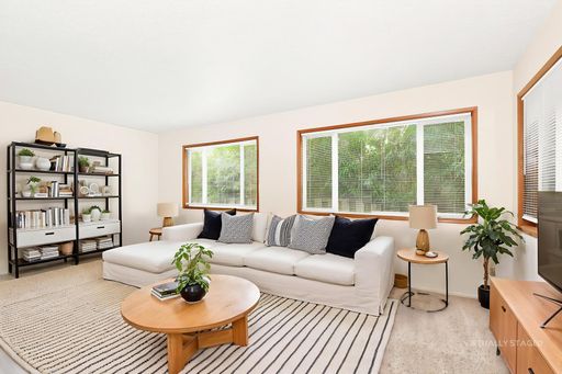Murray Hill Manor 2BR | Off-Street Parking & Prime SE Portland Location – photo 1