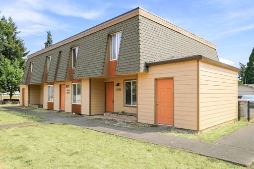 Spacious & Bright 2 Bed 1 Bath Near Woodstock and Sellwood with $500 off on your 2nd month's rent – photo 1