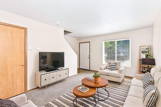 Charming SE Portland Retreat: 2-Bed, 1-Bath Apartment with Off-Street Parking – photo 1