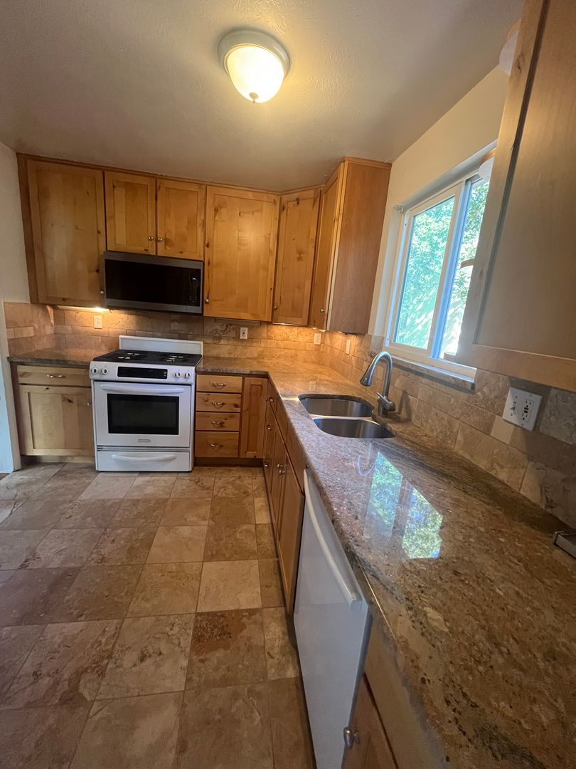 945 Grape Avenue - PLACEMENT 2 of 12