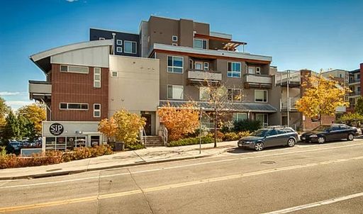 Beautiful and Bright 2B/2.5B off 28th and Colorado! – photo 1