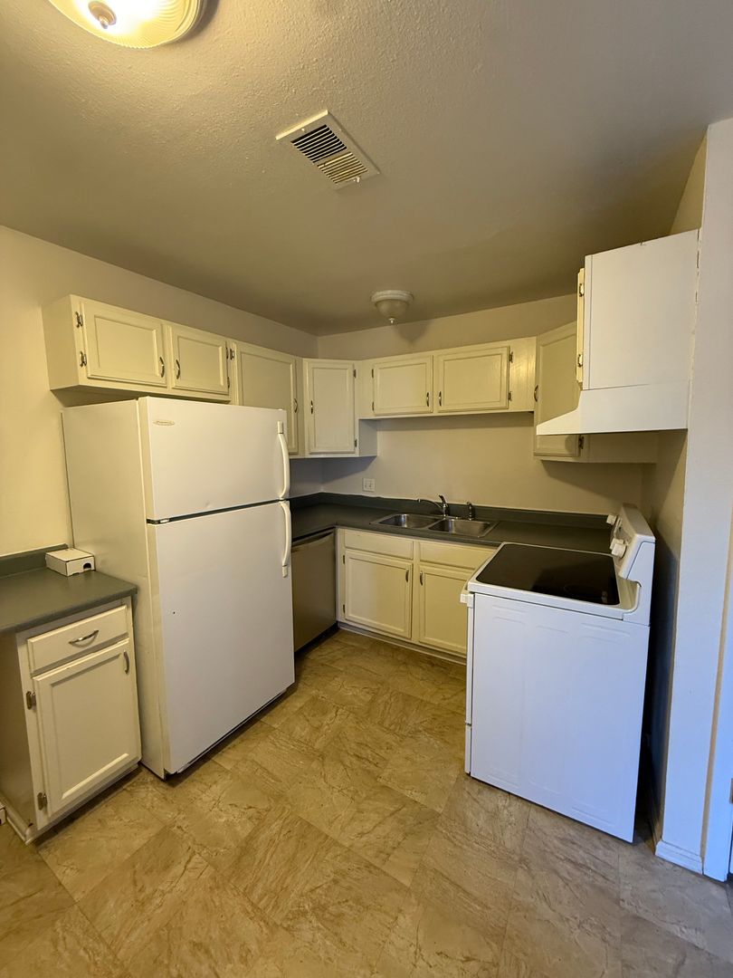 Lafayette Apartment: 405-407 E. Simpson Street