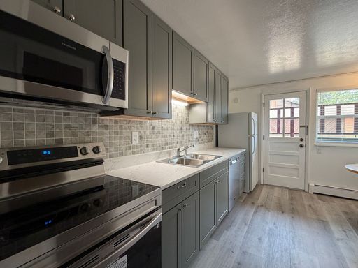 Beautifully Remolded 2 Bed 1 Bath Condo - READY TO MOVE IN! ***LOW DEPOSIT*** OWNER WILL CREDIT APPLICATION FEES – photo 1