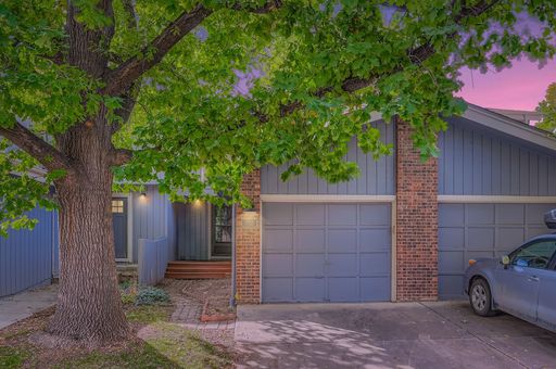 Cozy 4B/2B Unit With Views In East Boulder Available NOW! – photo 1