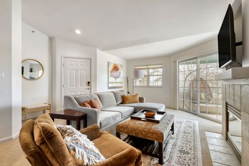 Top-Floor Serenity: Bright & Modern Fully Furnished Boulder Retreat – photo 1