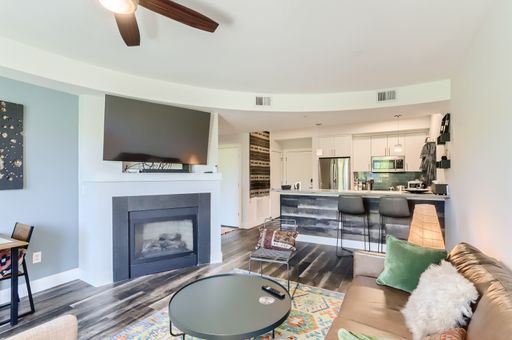 Modern 1 BDR Condo in Holiday Neighborhood – photo 1