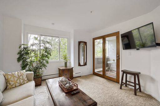 Walkable Bliss: Your Cozy Pearl Street Retreat – photo 1