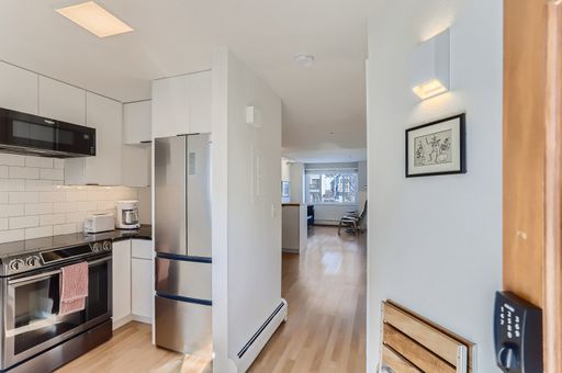 Pearl Street 1BR | Walkable, Remodeled, Covered Parking – photo 1