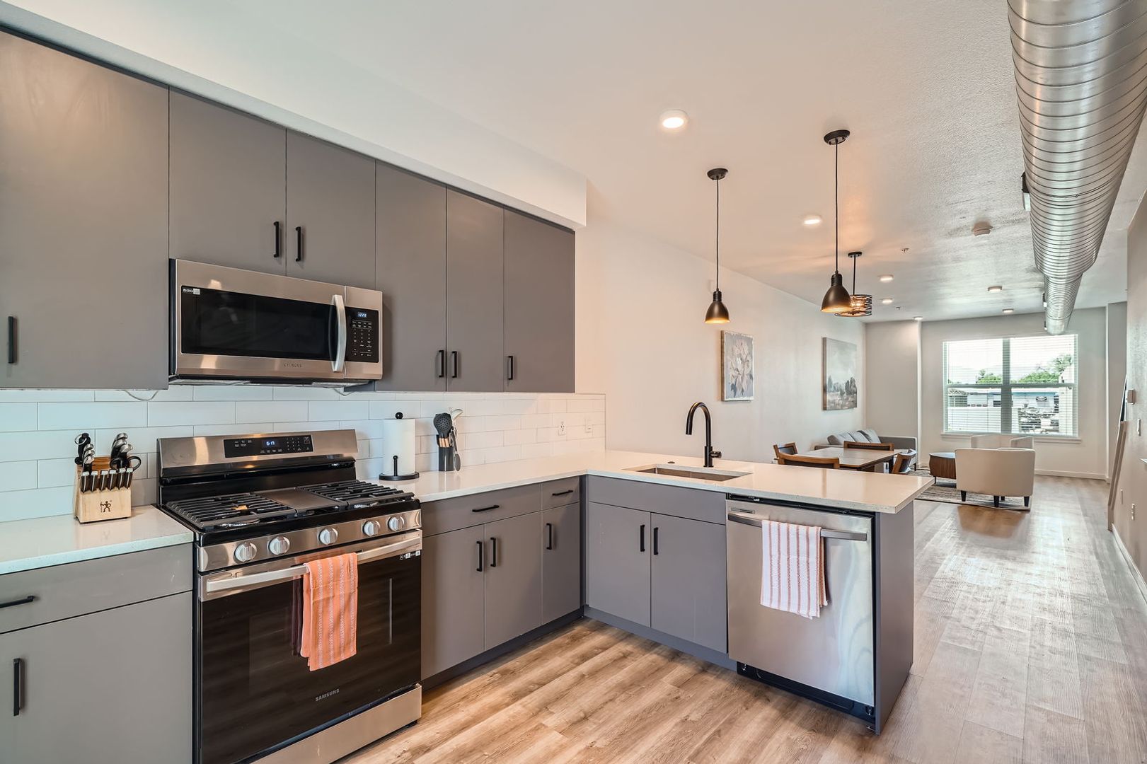 Modern Townhome in the heart of Longmont! 2BD/2.5BA+ EV Charging. $500 MOVE IN CREDIT 10 of 12