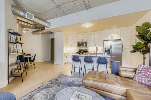 Modern 1 BDR in Peloton - All the Amenities – photo 1