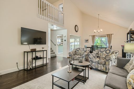 Spacious 3 Bedroom w/ Dedicated Office – photo 1