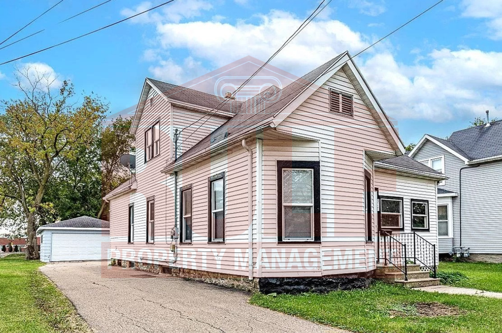 Menasha House: 317 Chute Street