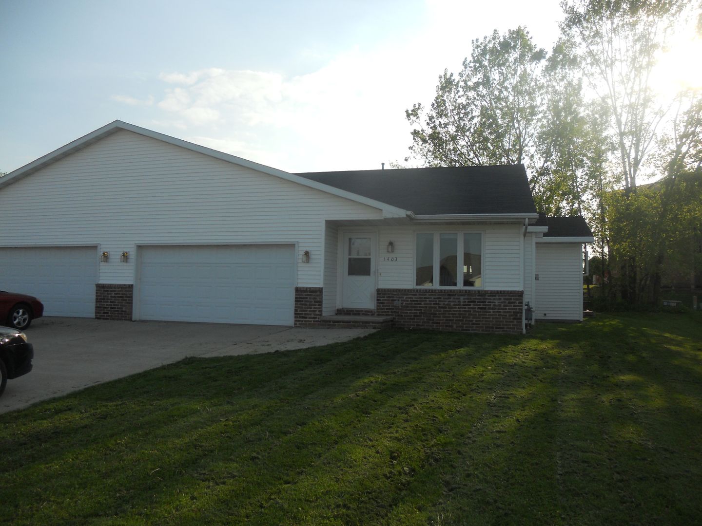 Little Chute House: 1403 Glenview Lane