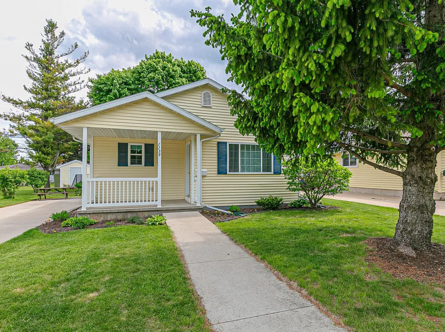 Appleton House: 1139 W Hawes Ave