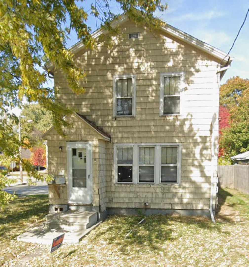 Neenah Apartment: 219 Winneconne Avenue