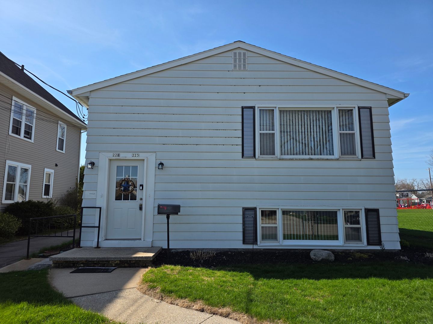 Oshkosh Apartment: 221 W 10th Ave