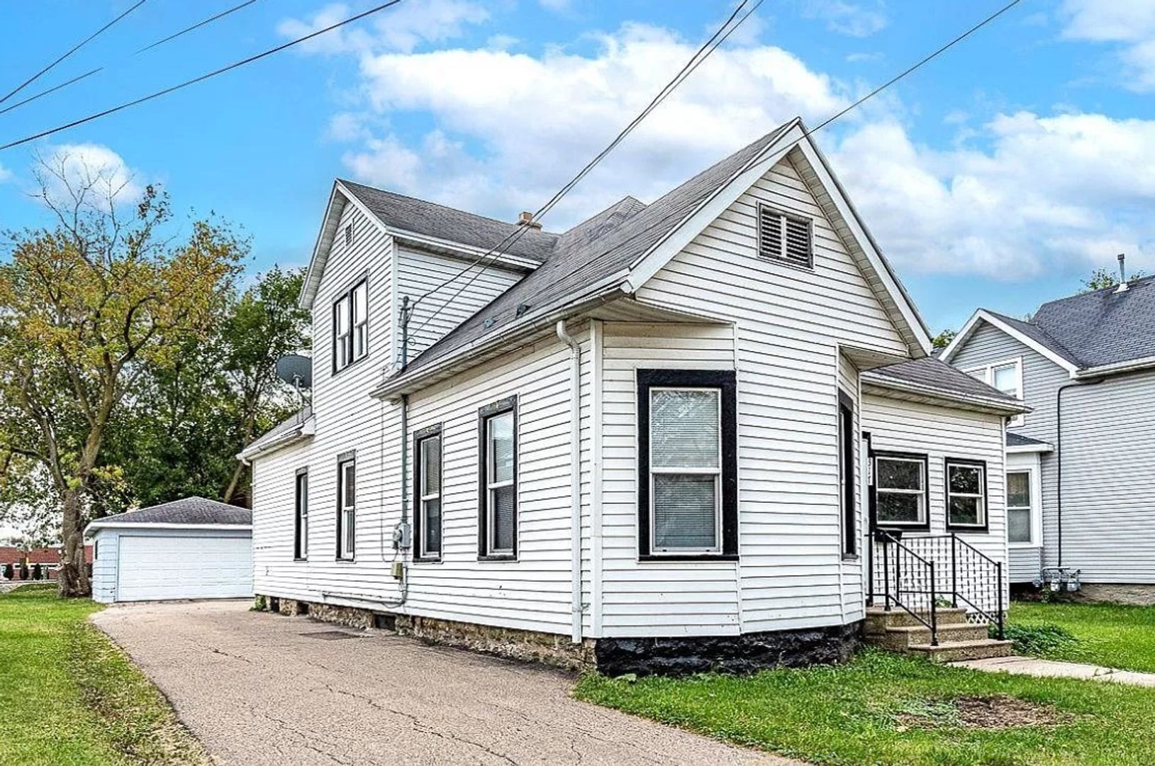 Menasha House: 317 Chute Street