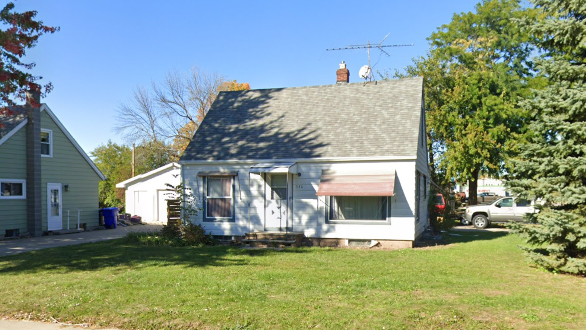 Appleton House: 940 W Weiland Ave