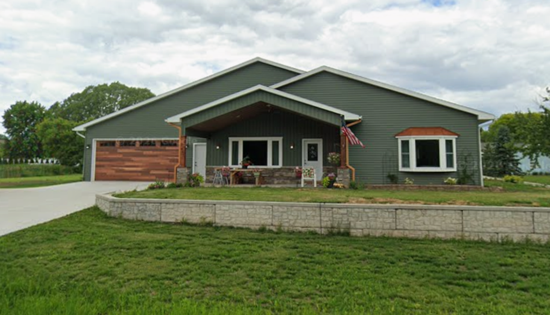 Omro House: 661 E River Drive