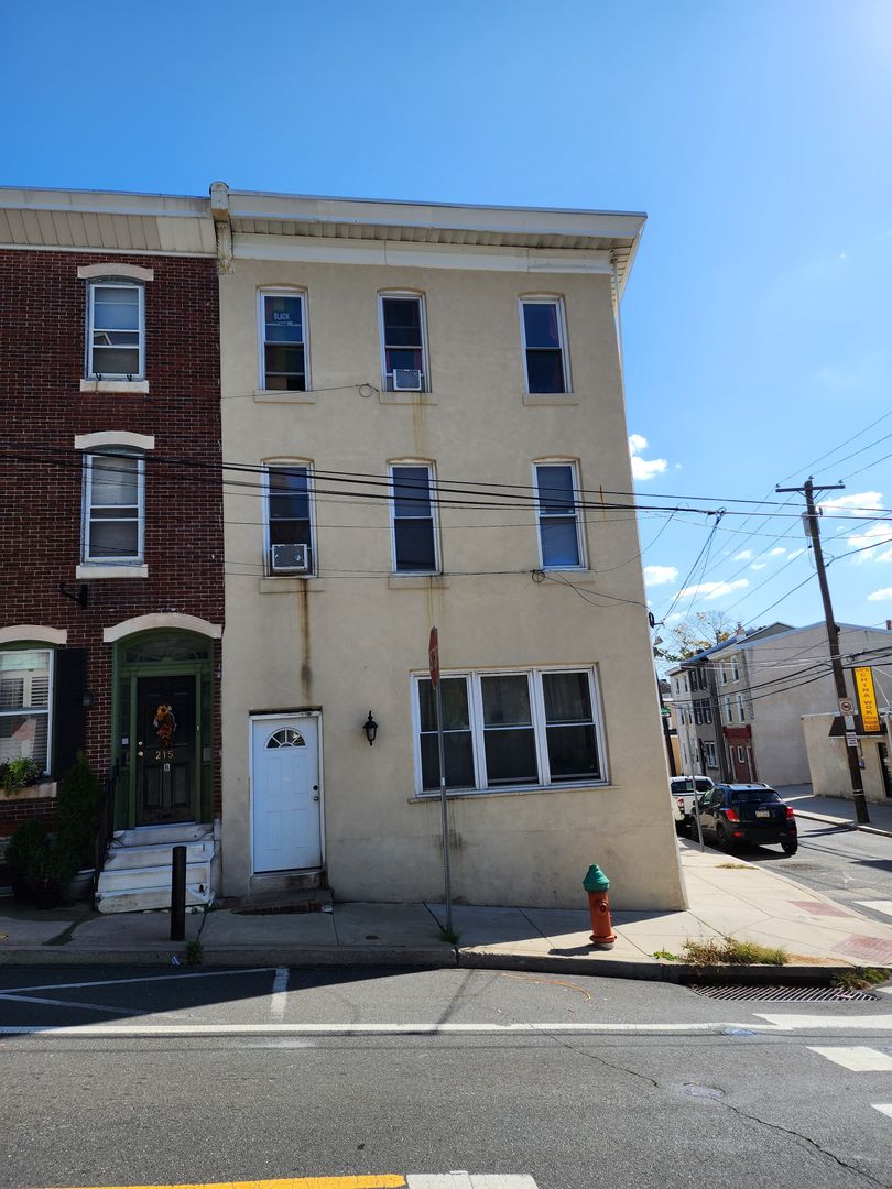 Philadelphia Apartment: 213 Green Ln