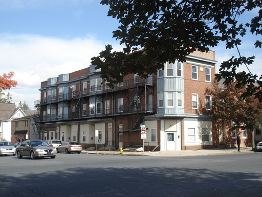 Available immediately! 3 bedroom 3rd floor apartment in Bethlehem – photo 1