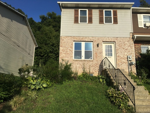 Available immediately! END UNIT 3BR Townhome near Emmaus! – photo 1