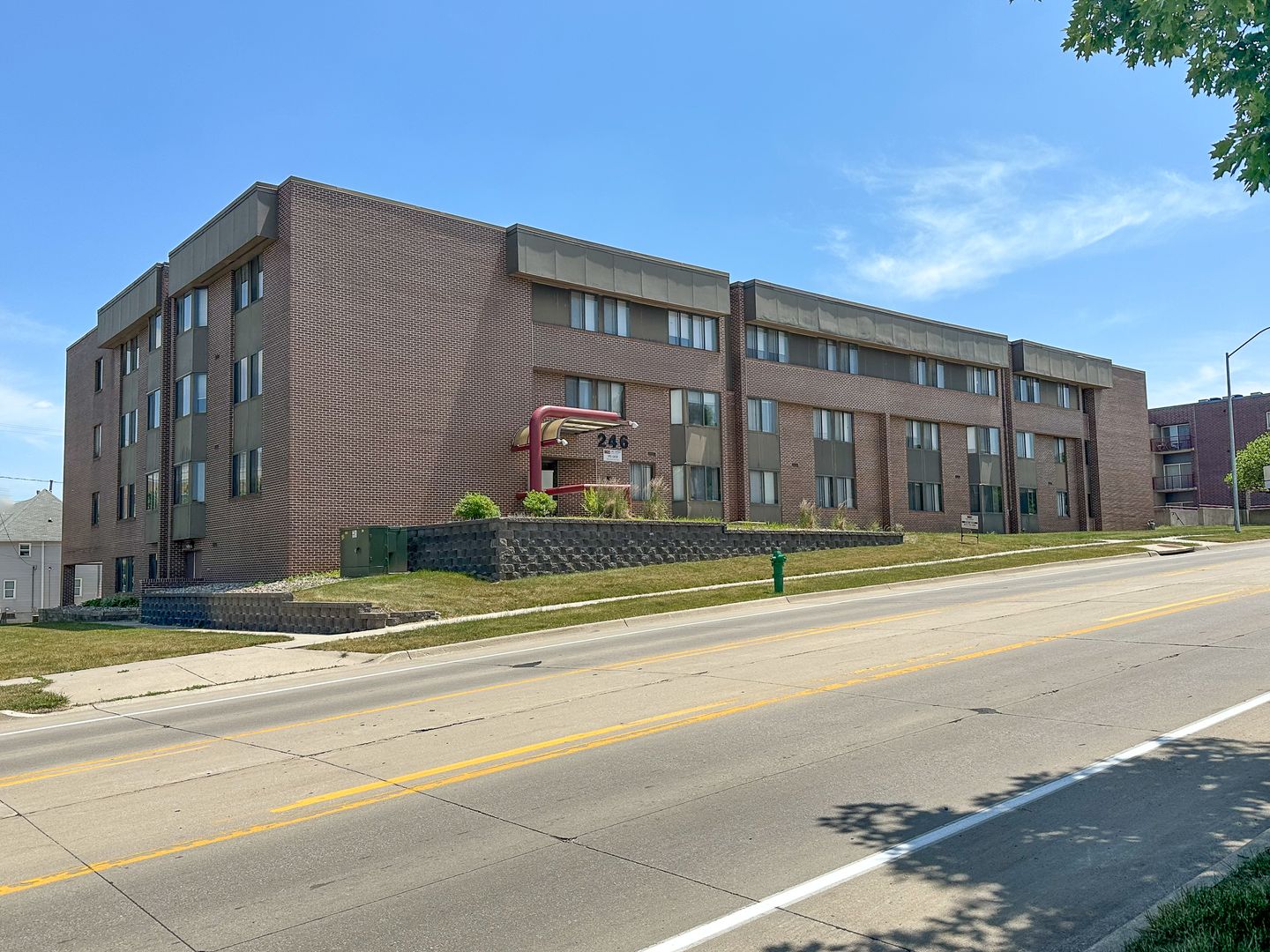 Ames Apartment: 246 N Hyland Ave