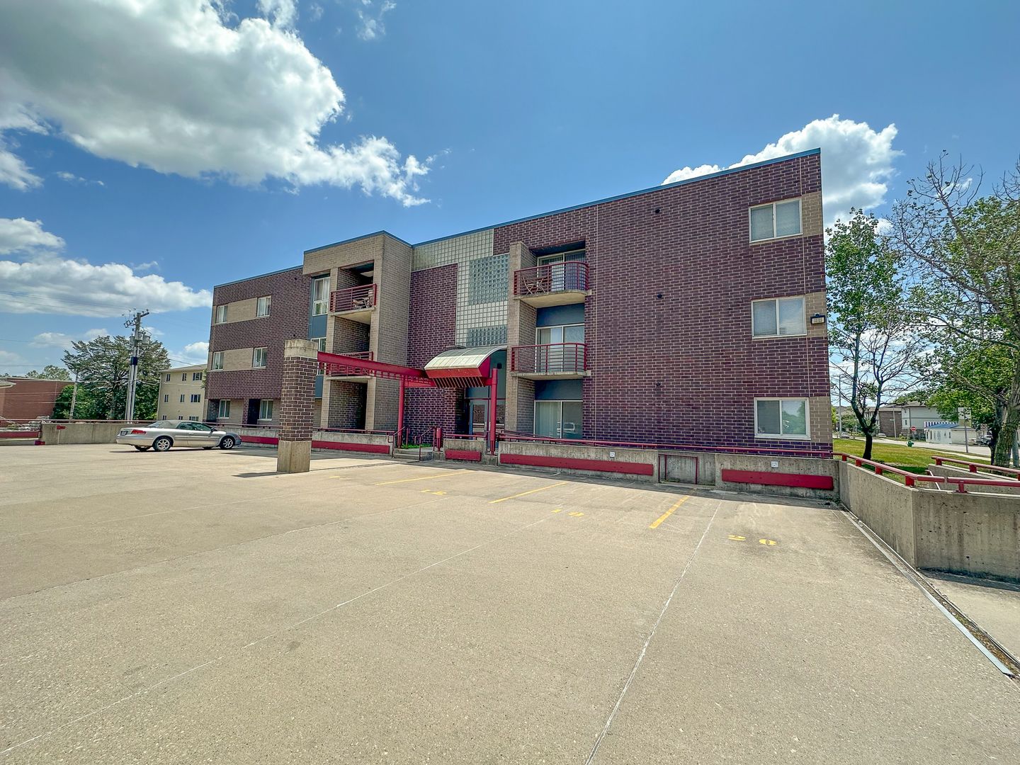 Ames Apartment: 244 N Hyland Ave