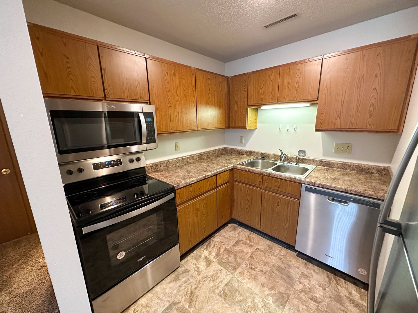 Ames Apartment: 225 N Hyland Ave