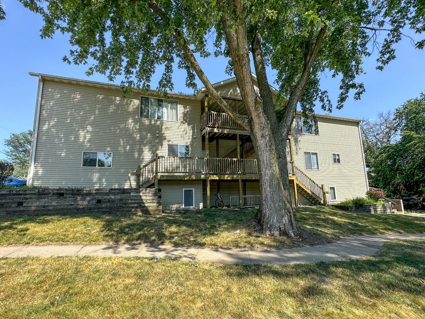 Ames Apartment: 428 S 4th St