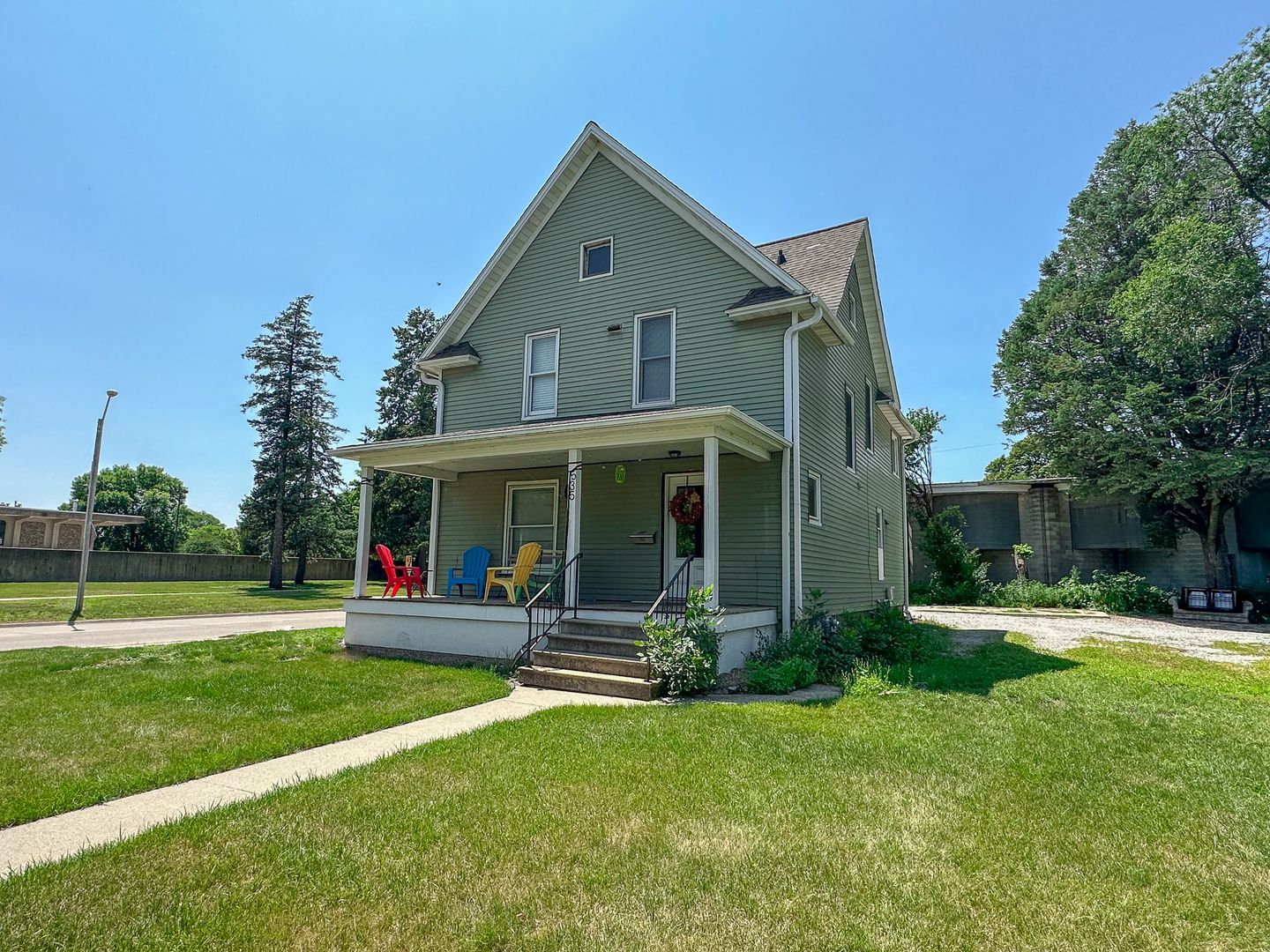 Ames House: 535 Welch Ave