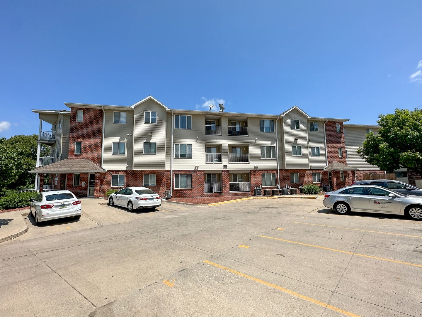 Ames Apartment: 258 N Hyland Ave