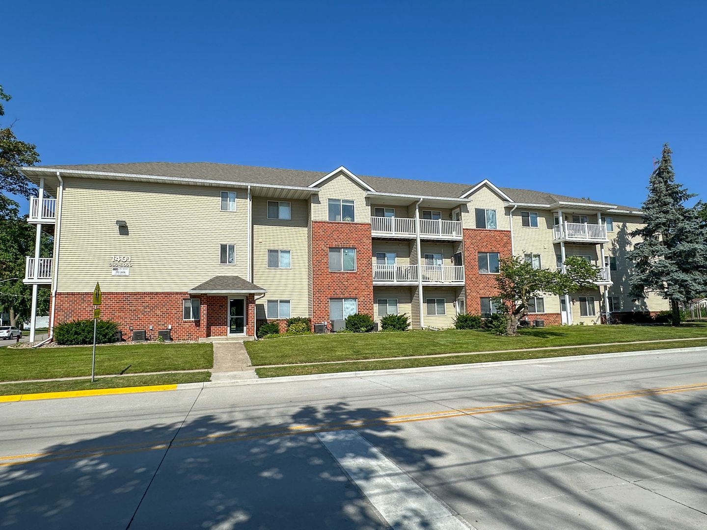 Ames Apartment: 1401 N Dakota Ave