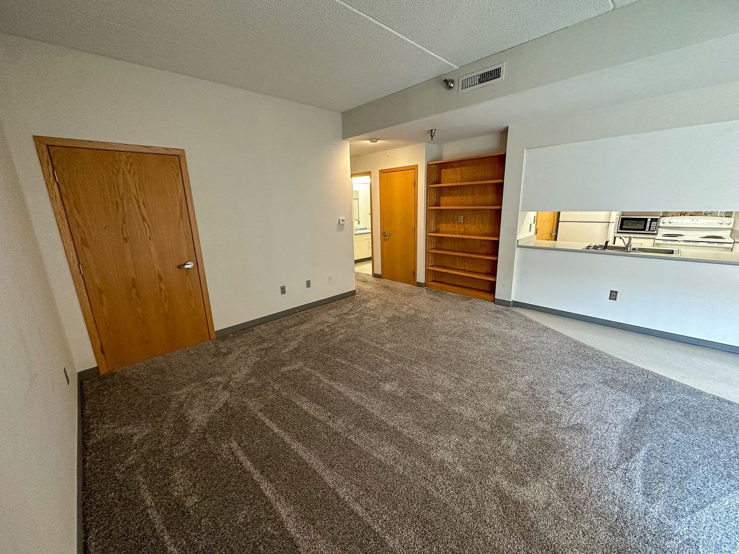 Ames Apartment: 244 N Hyland Ave